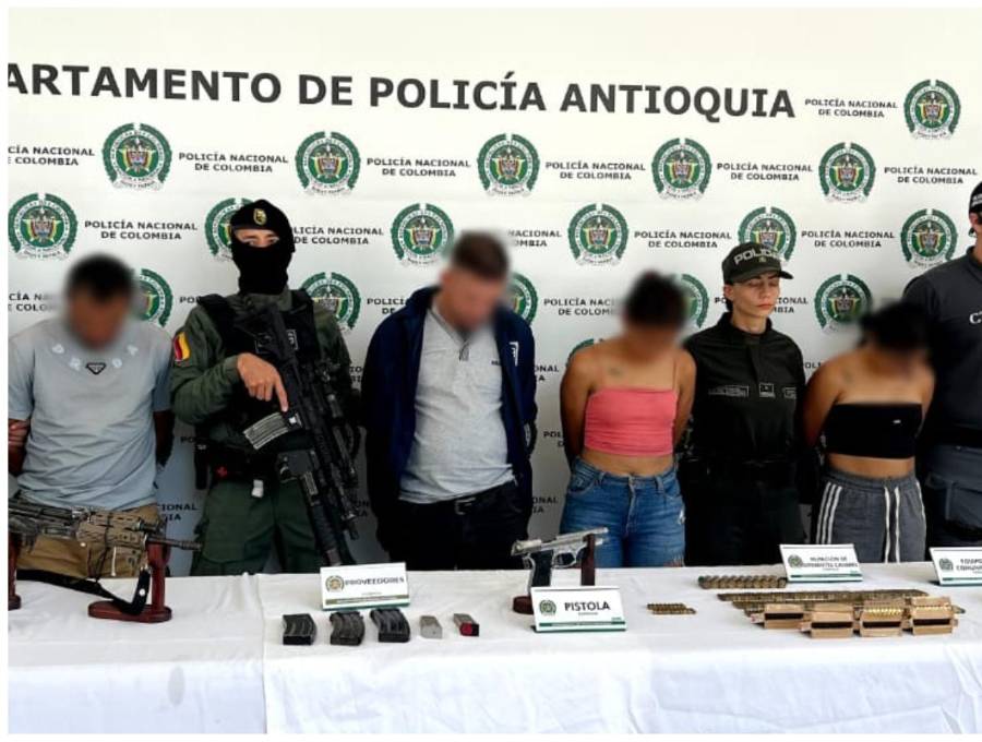 En la imagen, los cuatro capturados en Andes en dos diligencias de allanamiento. FOTO Cortesía Policía Antioquia. 