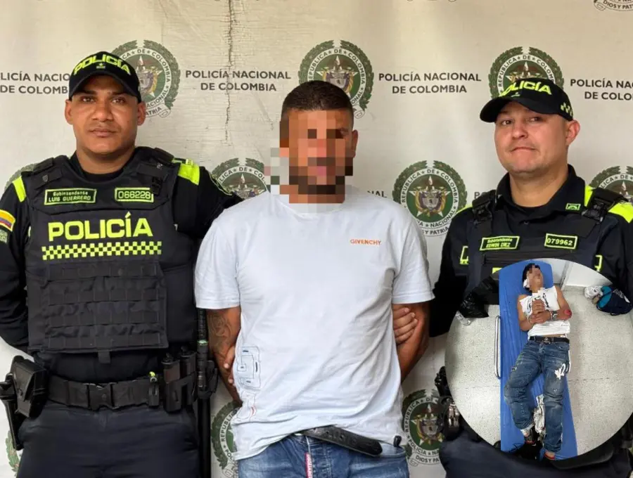 Los dos capturados tras la persecución en Medellín. Uno de ellos quedó lesionado por la caída en la moto. FOTOS Alcaldía de Medellín. 