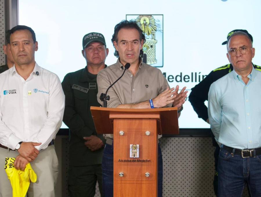 El alcalde de Medellín, Federico Gutiérrez, en compañía del ministro de Defensa, Pedro Sánchez, y el secretario de Seguridad de Antioquia, Luis Martínez, tras la reunión que se llevó a cabo en la capital antioqueña. FOTO: Cortesía Alcaldía de Medellín. 