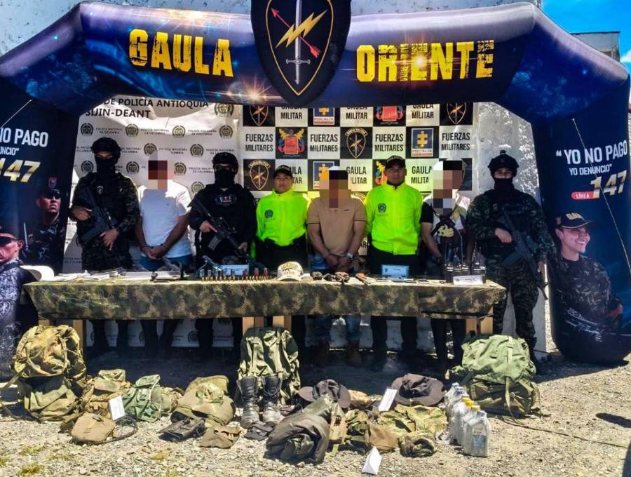 Entre los elementos incautados hay cuatro pistolas, tres escopetas, tres vehículos y dos motocicletas. FOTO Cuarta Brigada del Ejército.