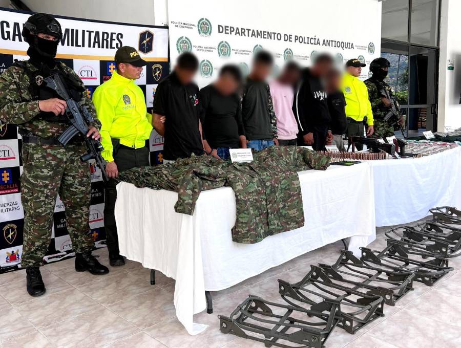 Junto a alias ‘Chibolo’, fueron capturados otros cinco presuntos integrantes de este grupo criminal. FOTO Policía Antioquia. 