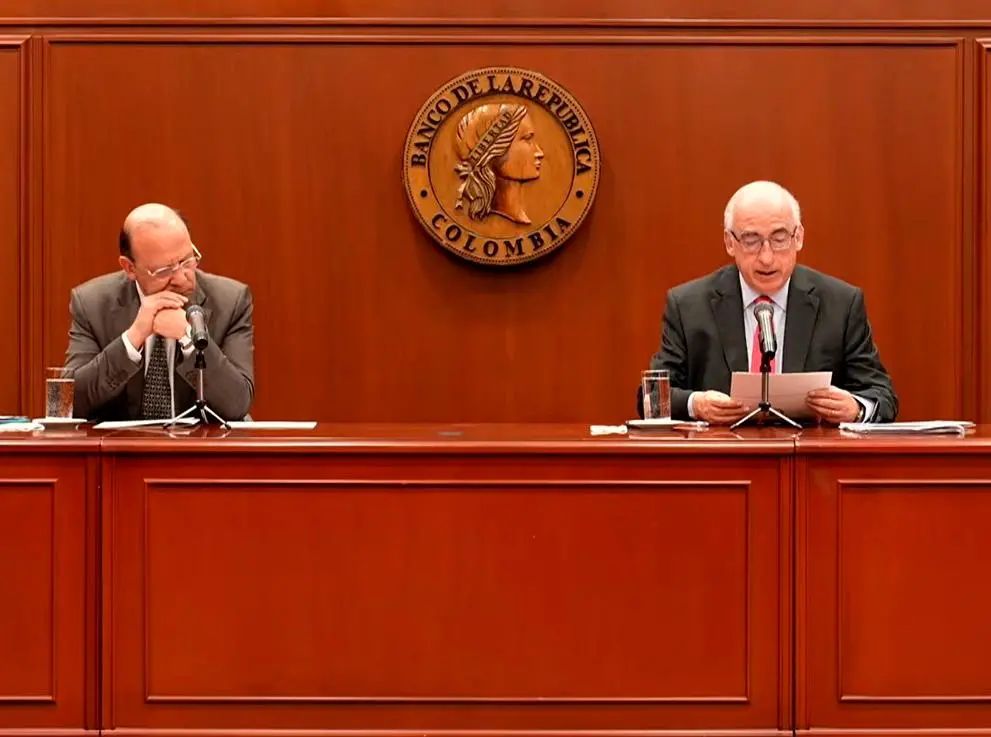 A diferencia de hace un mes, el ministro de Hacienda, Germán Ávila (izq.) estuvo en la rueda de prensa luego de la reunión de junta del Emisor, acompañando al gerente Leonardo Villar.<b><span class="mln_uppercase_mln"> </span></b>FOTO<b><span class="mln_uppercase_mln"> tomada de YouTube</span></b>