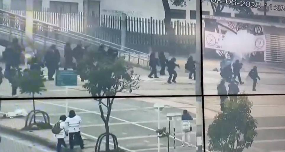 Momento de los disturbios afuera de la Universidad Nacional. FOTO: Pantallazo video Twitter @sticperiodista