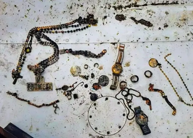 Imágenes del presunto inventario de pertenencias halladas en la zona del siniestro se hicieron virales en redes sociales mientras avanza la investigación oficial. FOTO: redes sociales.