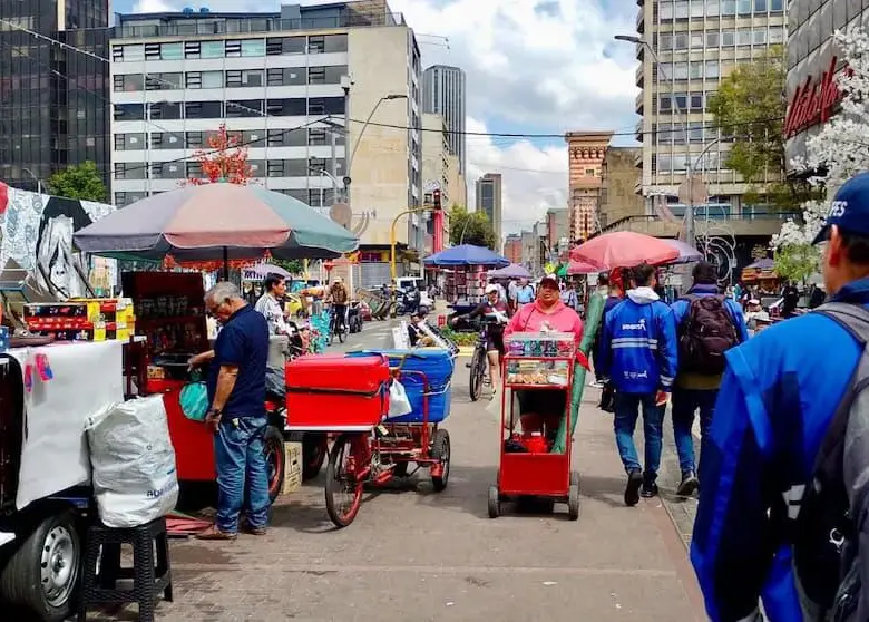 El Decreto 117 de 2026 establece nuevas reglas para vendedores informales, con restricciones en el uso de gas y manipulación de alimentos en calles de Bogotá. FOTO: Instituto para la Economía Social