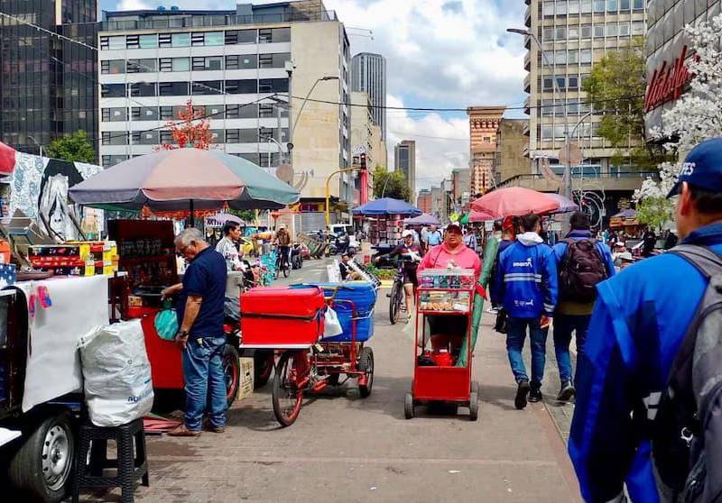El Decreto 117 de 2026 establece nuevas reglas para vendedores informales, con restricciones en el uso de gas y manipulación de alimentos en calles de Bogotá. FOTO: Instituto para la Economía Social