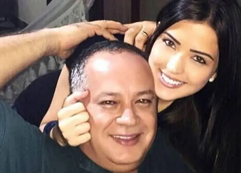 Daniella Cabello junto a su padre, el número dos del chavismo, Diosdado Cabello. FOTO: REDES SOCIALES.