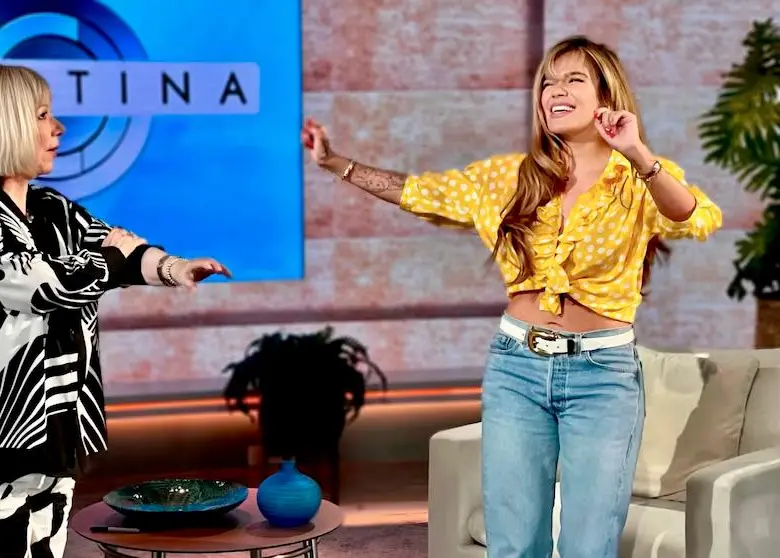 Cristina Saralegui recibió a Karol G en la nueva etapa de su mítico programa televisivo. Foto: Cortesía Univisión.