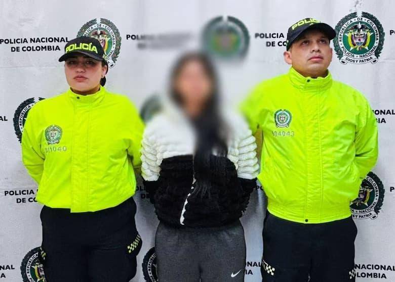 Como María José Pérez Beltrán fue identificada la mujer que presuntamente abusó sexualmente y empaló a un menor de cuatro años en la localidad de Kennedy, en Bogotá. Al parecer, estaba bajo los efectos del alcohol. FOTO: Policía Nacional de Colombia