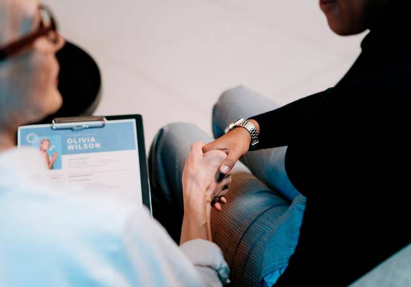 Reclutadora y candidato en una entrevista de trabajo. FOTO: GETTY