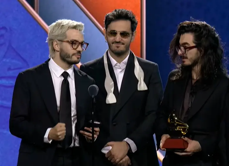 Juan Pablo Villamil, Juan Pablo Isaza, Simón y Martín Vargas recibiendo su primer Latin Grammy.