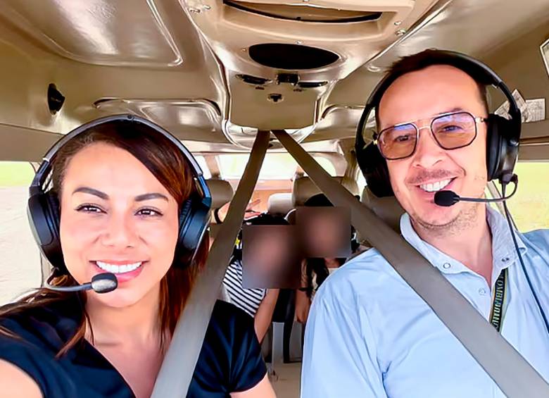 Adriana Revelo, esposa del piloto desaparecido, mantiene la esperanza de encontrarlo con vida. La pareja tiene tres hijas. FOTO @adri_argroup