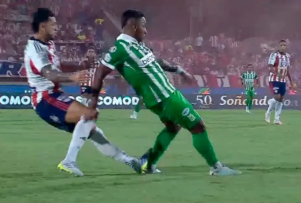 Este fue el momento del pisotón de Daniel Rivera sobre Alfredo Morelos. FOTO IMAGEN TOMADA DE LA TRANSMISIÓN DE WIN SPORTS+