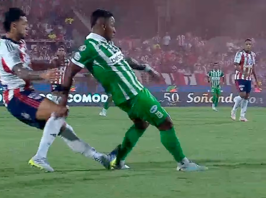 Este fue el momento del pisotón de Daniel Rivera sobre Alfredo Morelos. FOTO IMAGEN TOMADA DE LA TRANSMISIÓN DE WIN SPORTS+