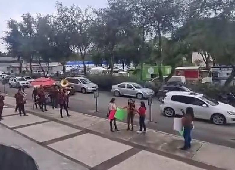 A la izquierda, se puede ver a la banda tocando música en el momento de la salida de la mujer de la Registraduría Civil mexicana. FOTO: CAPTURA DE VIDEO