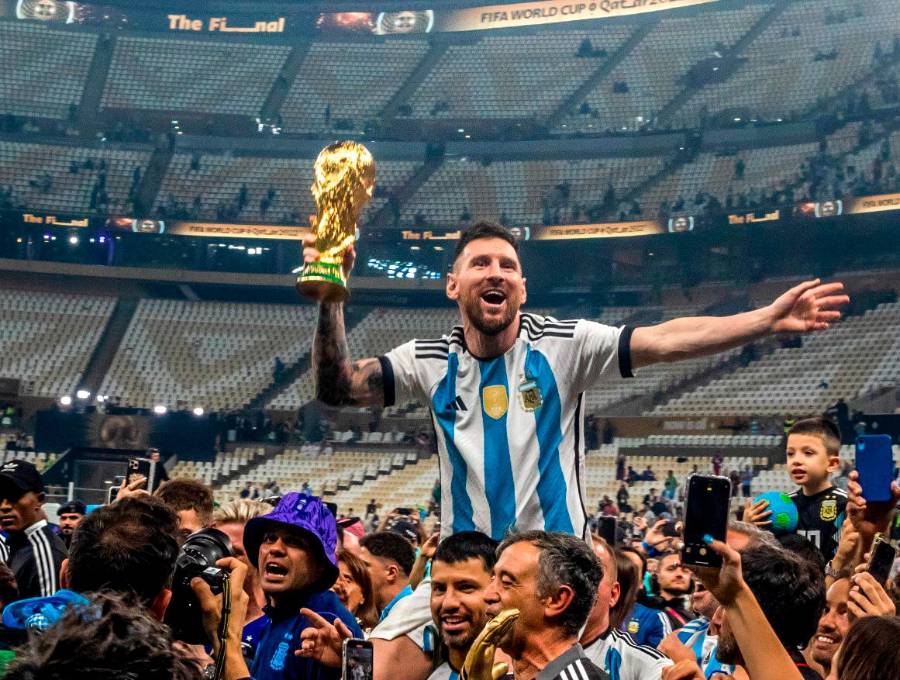 El futbolista argentino Lionel Andrés Messi levantó el trofeo de campeón del Mundial de Qatar en 2022. Foto: Juan Antonio Sánchez