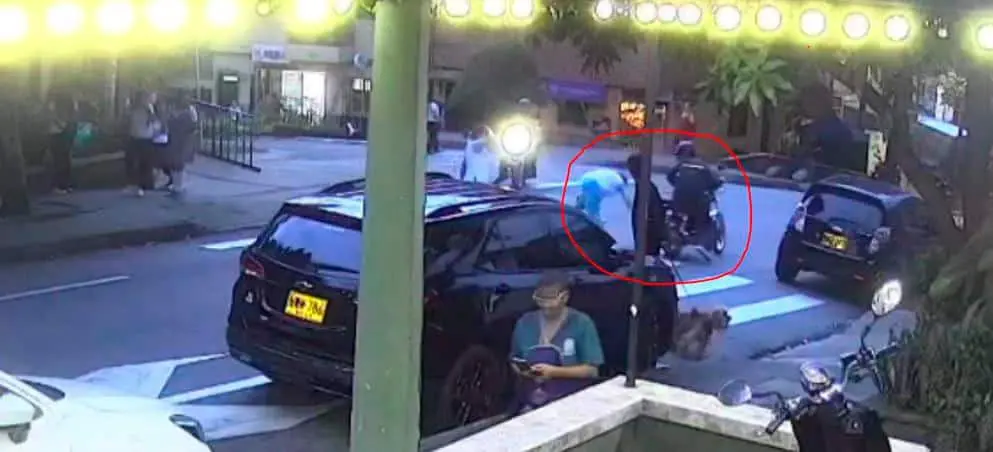 Esta imagen muestra cómo el motociclista, de manera ruin, se da a la fuga sin importar el estado en el que dejó a sus víctimas. IMAGEN TOMADA DE REDES