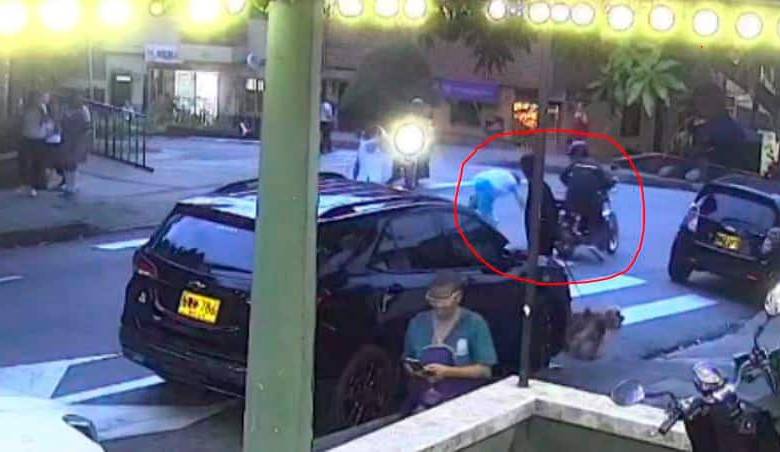 Esta imagen muestra cómo el motociclista, de manera ruin, se da a la fuga sin importar el estado en el que dejó a sus víctimas. IMAGEN TOMADA DE REDES