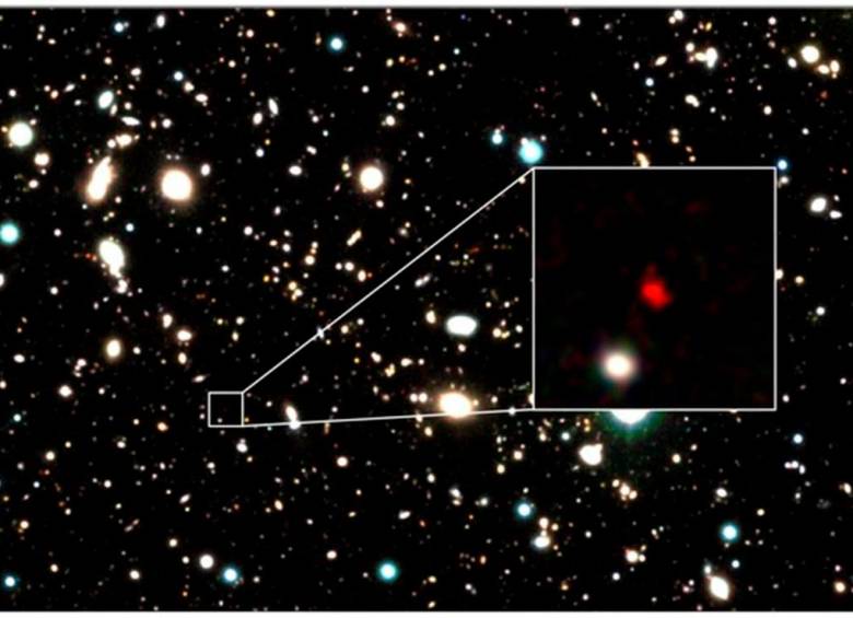 HD1 es la mancha rojiza que parece ser la galaxia más temprana y distante jamás vista. Foto: EFE