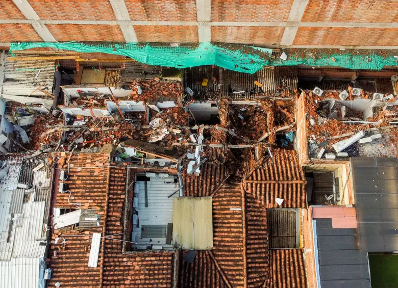 Un restaurante destruido y ocho personas lesionadas dejó caída de un muro en El Poblado