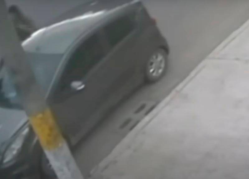 Una cámara captó el vehículo en el que presuntamente iban Carlos Mora y el sicario adolescente, quien se ve saliendo de su interior. FOTO: CORTESÍA IMÁGENES NOTICIAS CARACOL.