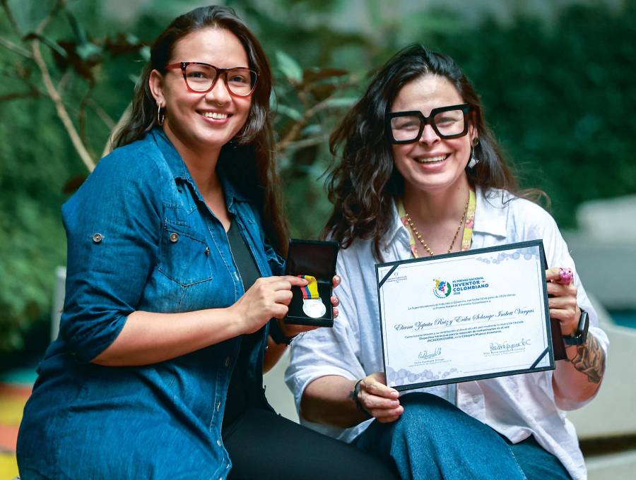 Estas son Eliana Zapata y Erika Imbett sosteniendo los reconocimientos obtenidos en el Premio Nacional al Inventor Colombiano 2026. <span class="mln_uppercase_mln">FOTO</span> <b><span class="mln_uppercase_mln">manuel saldarriaga</span></b>