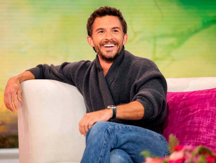 El actor está próximo a estrenar una nueva entrega de <i>Wicked</i>, además de la próxima temporada de <i>Bridgerton. </i>FOTO Getty