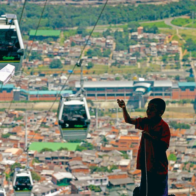 La altura de las terrazas en algunos sectores de la zona Nororiental, hace que la línea del Metrocable que sirve a la zona sea la más susceptible de accidentes con cometas. FOTO MANUEL SALDARRIAGA