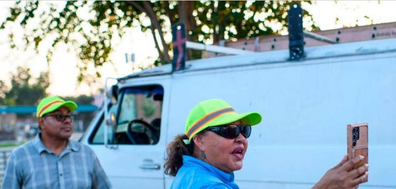 Martina Grifaldo y Francisco Mendoza, los activistas que alertan a los migrantes sobre las redadas. FOTO: AFP.