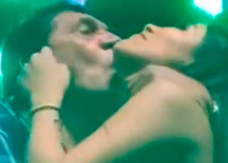 En video quedó grabado el momento en el que el cantante aprieta contra su cuerpo a la joven intérprete e intenta acercar su boca a la cara de la artista en búsqueda de un beso. FOTO: CAPTURA DE VIDEO