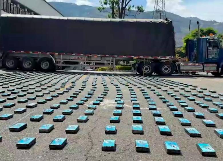 Esta tractomula, que también era usada para transportar encomiendas, tenía un doblefondo en la que se ocultaba la mercancía ilegal. FOTO Cortesía