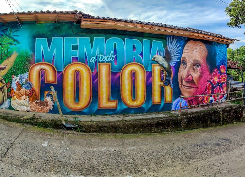 El homenaje que le hizo el artista Joselo a su madre, Berenice Rincón, por ser la impulsora del proyecto de muralismo Memoria a Todo Color. FOTO Juan Diego Ortiz Jiménez. 