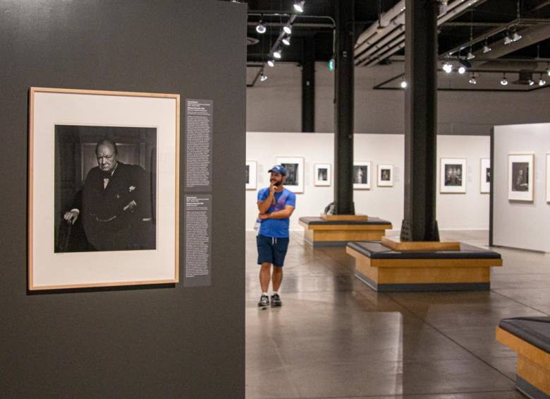 Fotografía de una réplica de un retrato de Winston Churchill durante una exposición del fotógrafo canadiense Yousuf Karsh, el 13 de agosto de 2022, en Halifax (Canadá). FOTO Efe