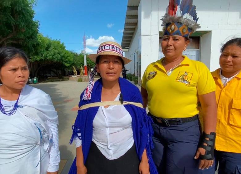 Ella es Aida Marcela Vargas Jumbe (de chal azul), junto a otras compañeras indígenas de los bomberos. FOTO CORTESÍA DNBC.