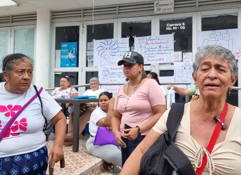 Plantón de los pacientes en la Nueva EPS en Puerto Berrío, Antioquia. FOTO: CAPTURA DE VIDEO TELE BERRÍO ANTIOQUIA