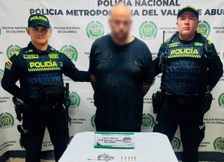 El detenido junto al arma que le fue incautada en su poder. FOTO: Cortesía
