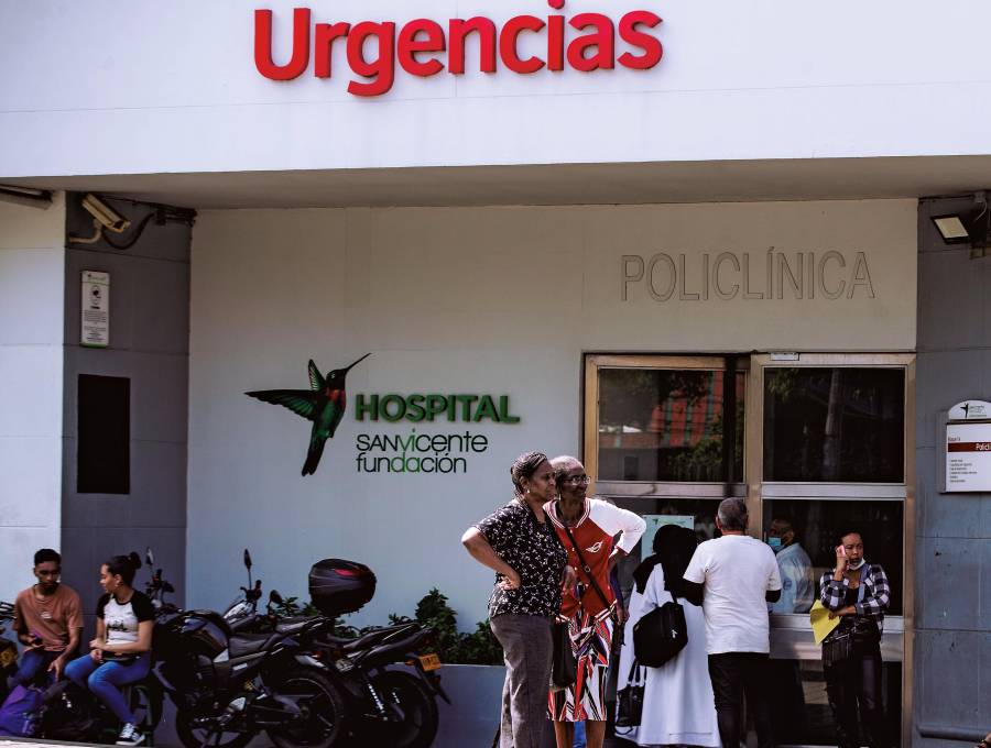 Entrada del servicio de urgencias del Hospital San Vicente Fundación en Medellín, una de las instituciones en las que la sobreocupación hace parte del panorama diario durante los últimos años. FOTO Julio César Herrera