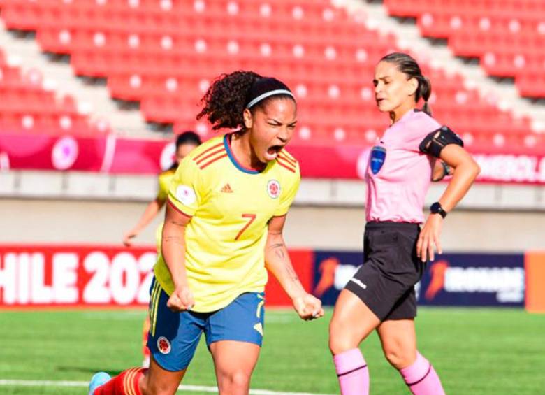 La delantera colombiana Gisela Robledo celebra el tanto con el que Colombia venció a Chile y se clasificó para la fase final del Sudamericano sub-20 en Chile. FOTO CORTESÍA FCF