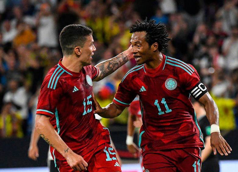 Juan Guillermo Cuadrado celebra junto a Mateus Uribe el gol que le marcó a Alemania, en la victoria 2-0. FOTO CORTESÍA FCF