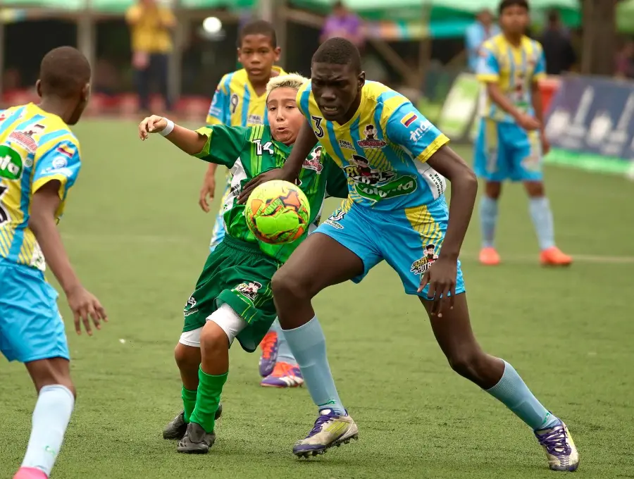 Jhon Sebastián Ruiz tiene 12 años, juega de defensa central en Fútbol Paz y sueña con ser profesional para darle una casa a su mamá. <span class="mln_uppercase_mln">FOTO</span><b><span class="mln_uppercase_mln"> cortesía Juan ‘Tuto’ cardona- los paisitas</span></b>