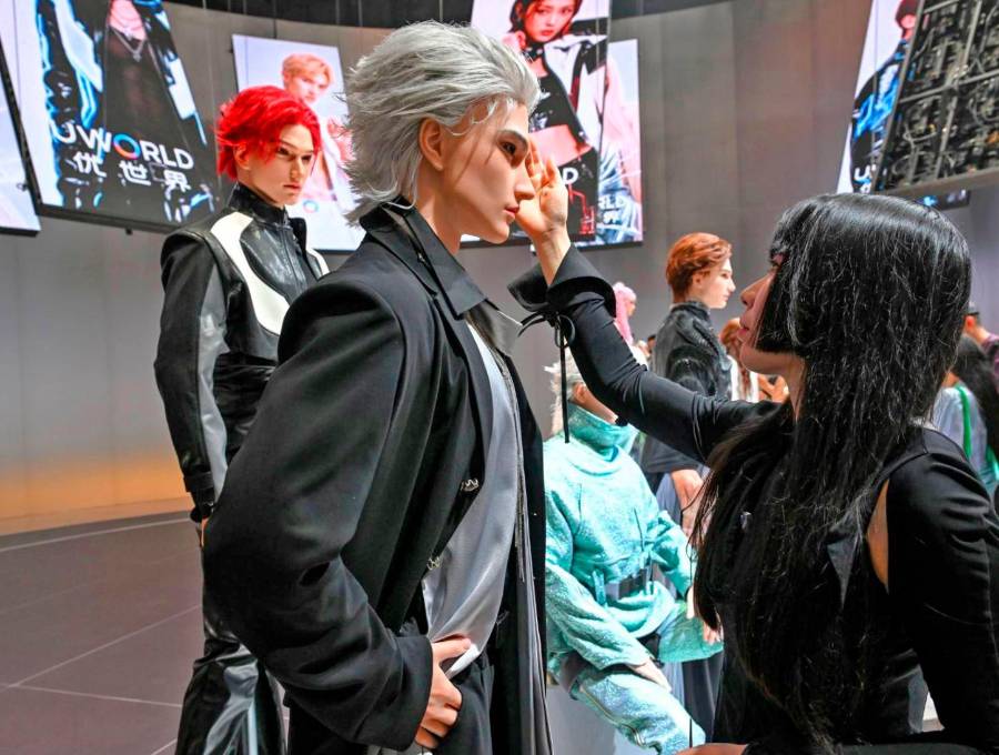 Para todos los gustos, así lucen estos robots humanoides para combatir la soledad. FOTO AFP