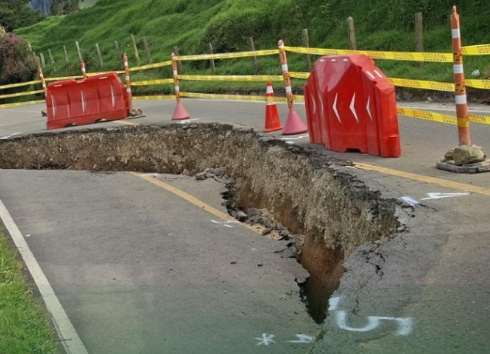 Así se encuentra la vía de acceso al municipio de Belmira. Las lluvias deterioraron la carretera, causando una grave falla geológica. FOTO: Cortesía Mi Antioquia