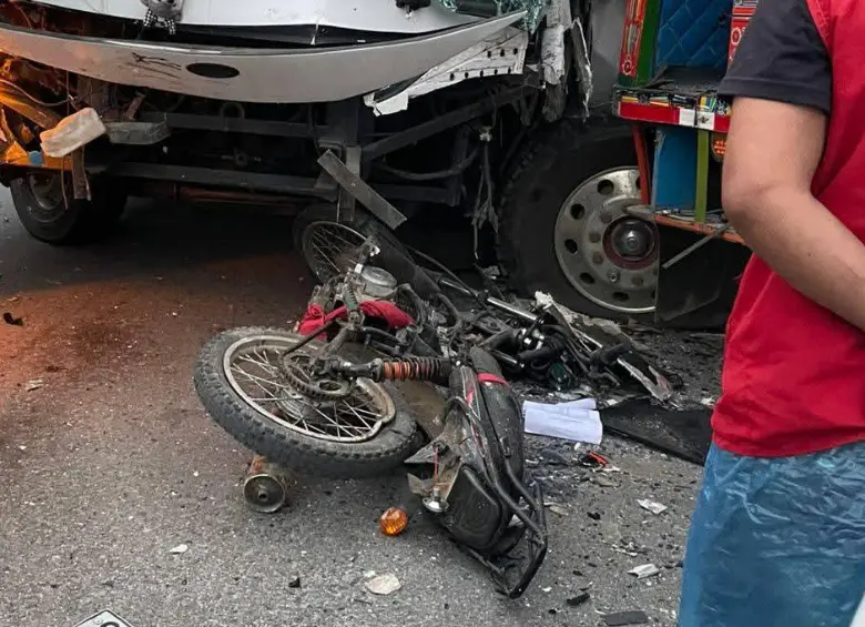 En el cruce del corregimiento La Cruzada, de Remedios, chocaron un bus, una chiva y una moto. FOTO imagen tomada de redes.