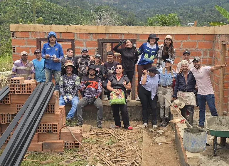 Voluntarios trabajando en la reconstrucción de la casa de doña Amparo. FOTO: Cortesía
