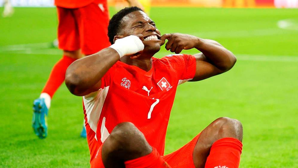 El jugador Breel Embolo celebra el gol que marcó a los 10 minutos para la victoria de Suiza sobre Argelia y el paso a los octavos de final del Mundial de Norteamérica. FOTO TOMADAX@fifaworldcup_es