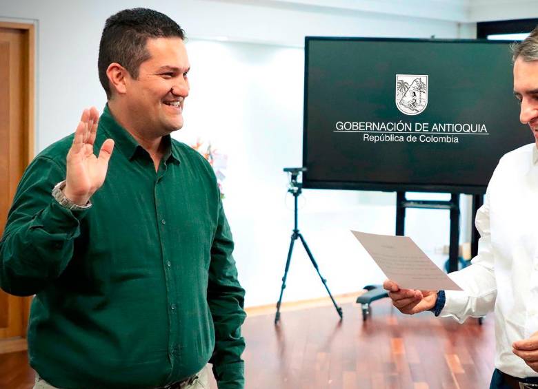 La posesión de Rodrigo Hernández se produjo el jueves ante el gobernador Andrés Julián Rendón. FOTO CORTESÍA