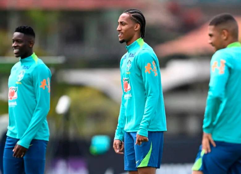 João Pedro (centro) retorna a la Selección de Brasil tras perderse el Mundial. FOTO AFP