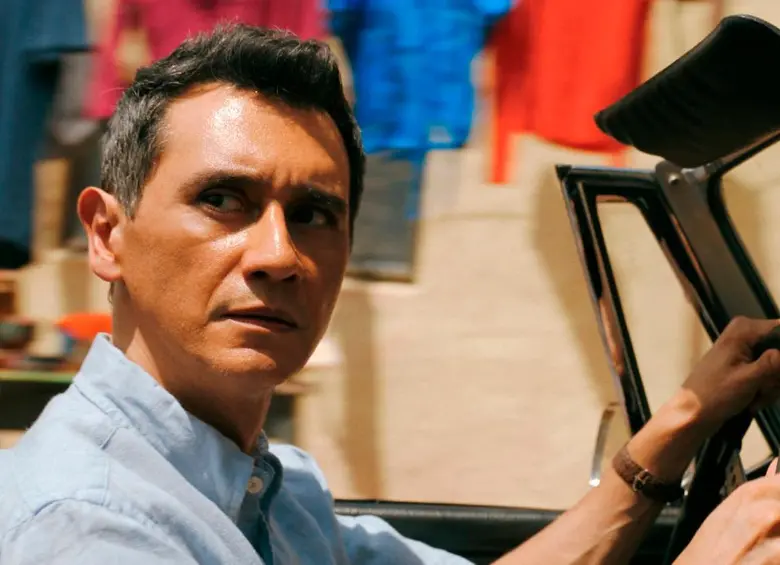 Carlos Manuel Vesga interpreta a Manousos Oviedo en Pluribus. FOTO: Apple TV