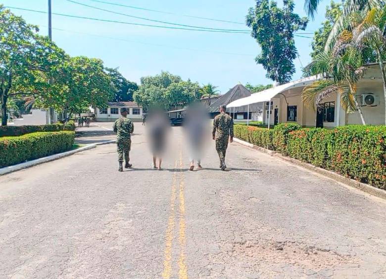 Los menores de edad fueron llevados a una base militar en Barrancabermeja, Santander. FOTO: Cortesía Ejército