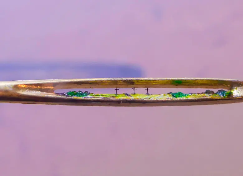 Así luce, en el ojo de una aguja, la escena de la crucifixión. FOTO Camilo Suárez 